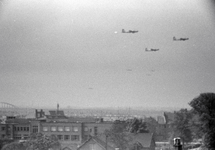 831508 Afbeelding van enkele Amerikaanse B-17 vliegtuig in het luchtruim boven de stad Utrecht in verband met de ...